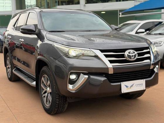 TOYOTA HILUX SW4 2.8 SRX 4X4 7 LUGARES 16V TURBO INTERCOOLER DIESEL 4P AUTOMÁTICO